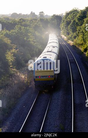 Chiltern Railways Hauptzug fährt an einem Sommerabend nach Norden, Shrewley, Warwickshire,`s Stockfoto